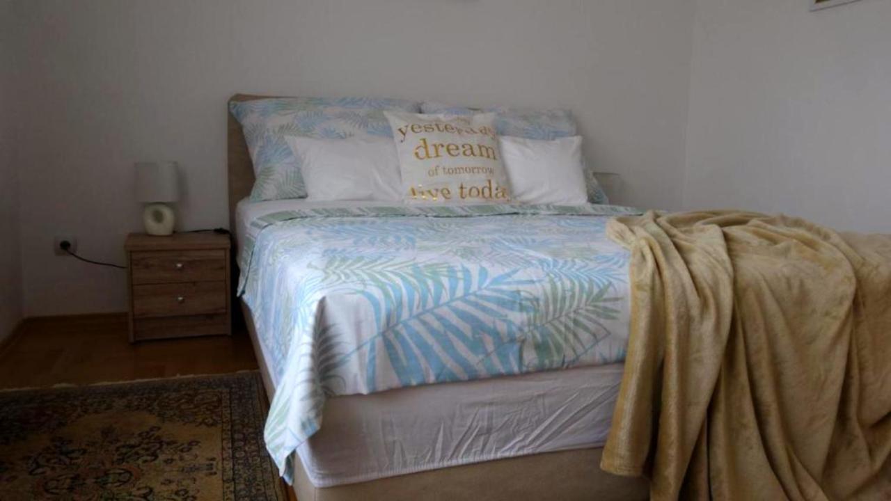 Laszlo Apartman Apartment Тихани Екстериор снимка